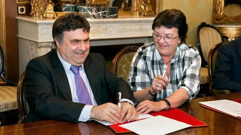 Valent&iacute;n Fort&uacute;n firma el convenio en presencia de la consejera Beaumont.