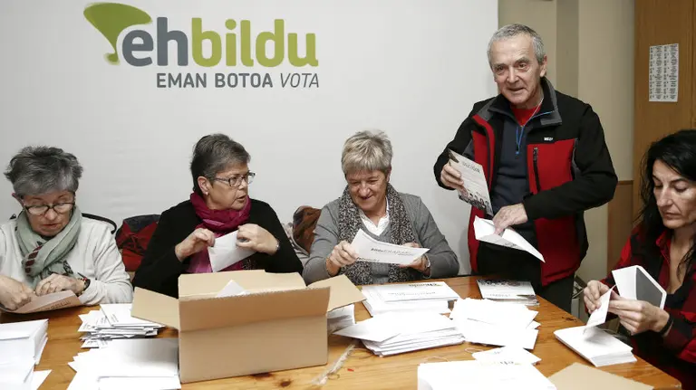 El cabeza de lista de EH Bildu al Congreso por Navarra, Sabino Cuadra, ha trabajado hoy en 'auzolan' en la Sociedad EtxeBeltza de Villava. EFE