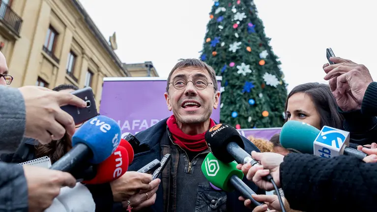 Acto electoral de Podemos con Juan Carlos Monedero en la Plaza del Castillo de Pamplona. IÑIGO ALZUGARAY-2