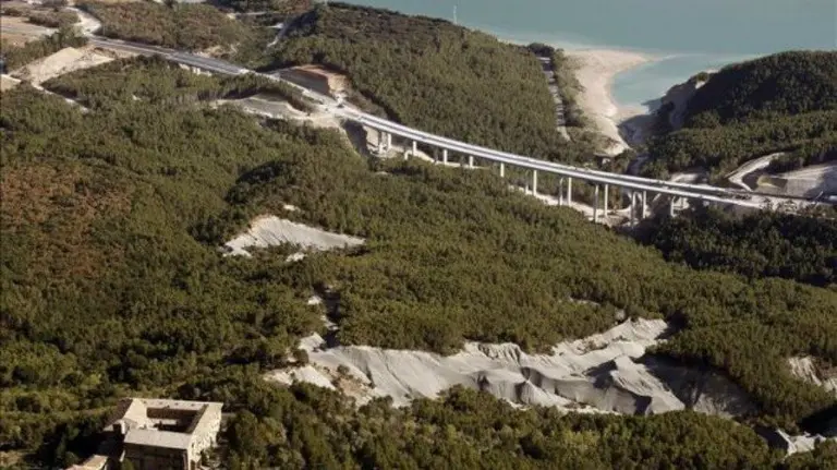 Vista aérea de uno de los tramos de la Autovía del Pirineo que unirá Pamplona-Jaca. EFE, Archivo.