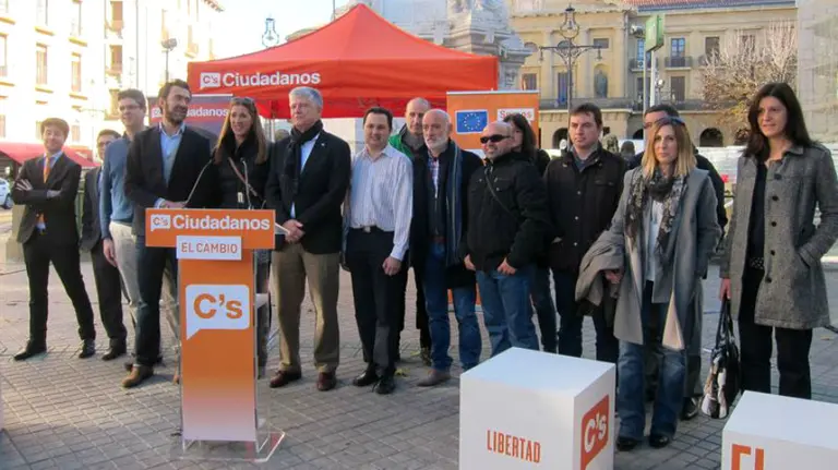 Ciudadanos en el Paseo Sarasate.