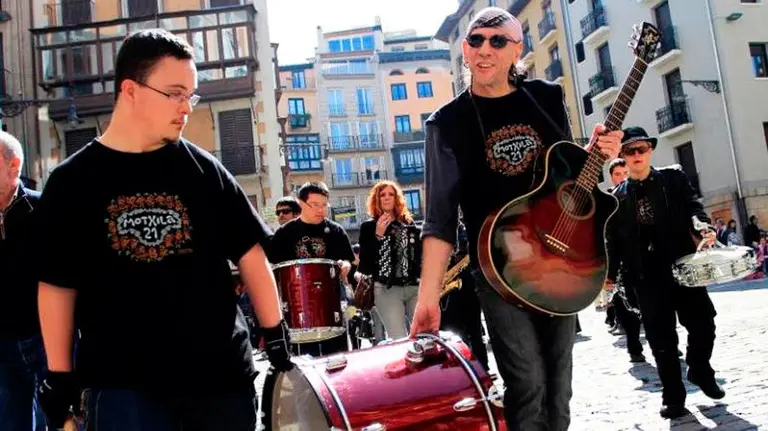 El Drogas y algunos integrantes del grupo de rock Motxila 21.