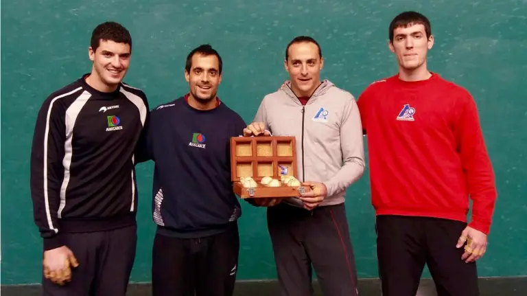 Los cuatro pelotaris en el Labrit con el material elegido. Foto web Aspe.