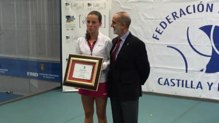 Marta Sexmilo recibe la placa de campeona.