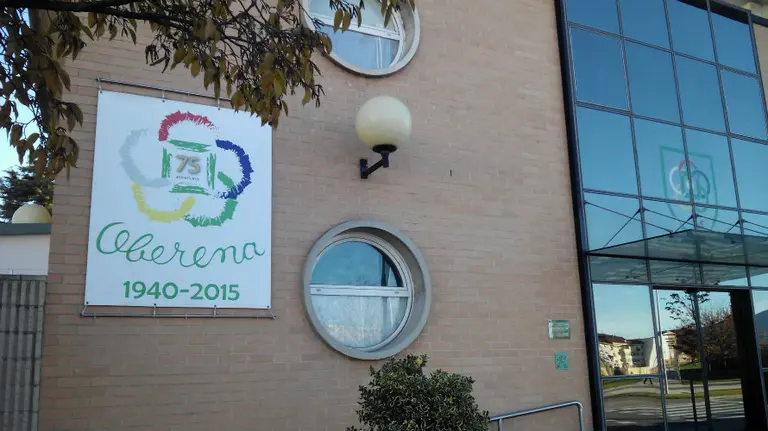 Edificio de entrada de Oberena con el cartel del 75 aniversario.