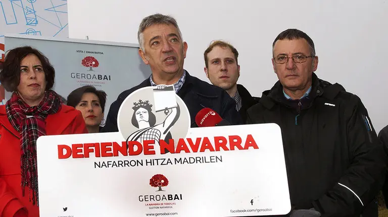 GRA200. PAMPLONA 05/12/2015.- Koldo Martínez (c), candidato de Geroa Bai al Congreso, en un acto celebrado frente a la fábrica de Volkswagen Navarra, para presentar las líneas de trabajo que la coalición defenderá respecto al empleo. Martinez, ha anunciado también que trabajará en la Cámara Baja para transferir a Navarra las competencias en la gestión de la Seguridad Social y en materia de investigación. EFE/Jesús Diges