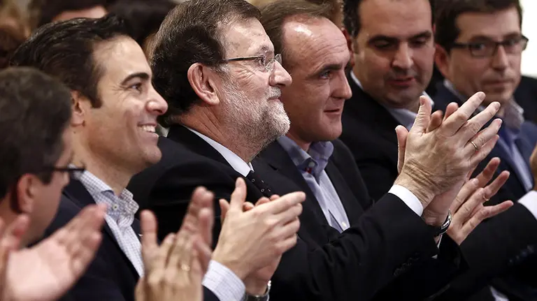 El presidente del Gobierno y candidato a la presidencia, Mariano Rajoy (3i), durante la clausura de un mitin de la coalición UPN-PP, esta tarde en Pamplona en el que también han intervenido los candidatos navarros José Javier Esparza (3d), Íñigo Alli (2d). EFE/Jesús Diges