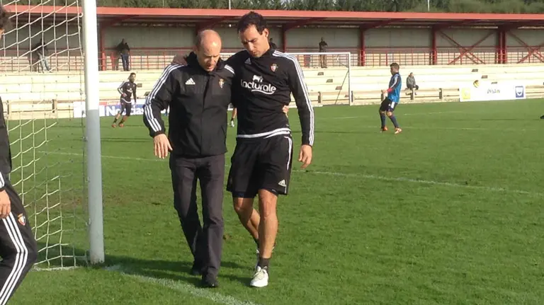 Unai García se retira ayudado por el doctor Martínez.