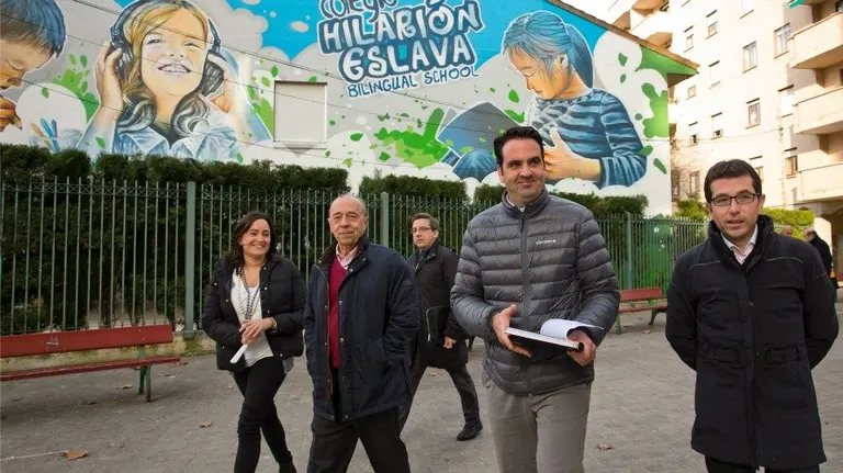 Alli se reúne con el equipo directivo del Colegio Público Hilarión Eslava de Burlada.