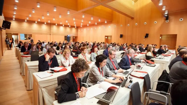 Vista de los asistentes a la reunión, que se celebra en el Baluarte de Pamplona.