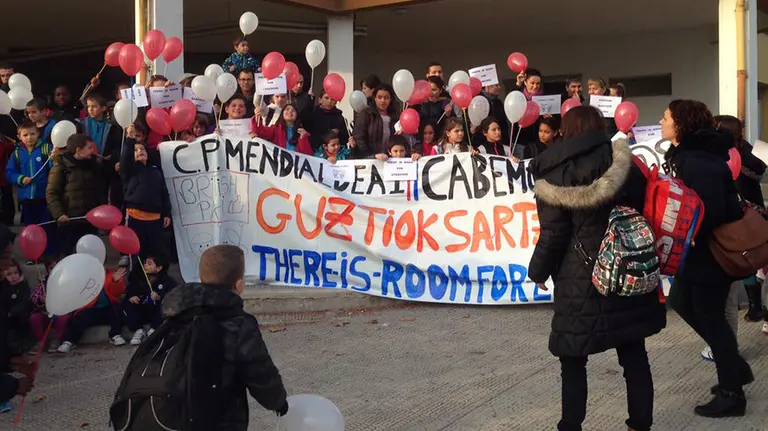 Concentración de familias del colegio Mendialdea de Berriozar 2.
