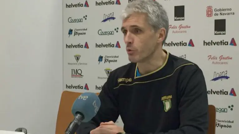 Juanto Apezetxea entre al Helvetia Anaitasuna.