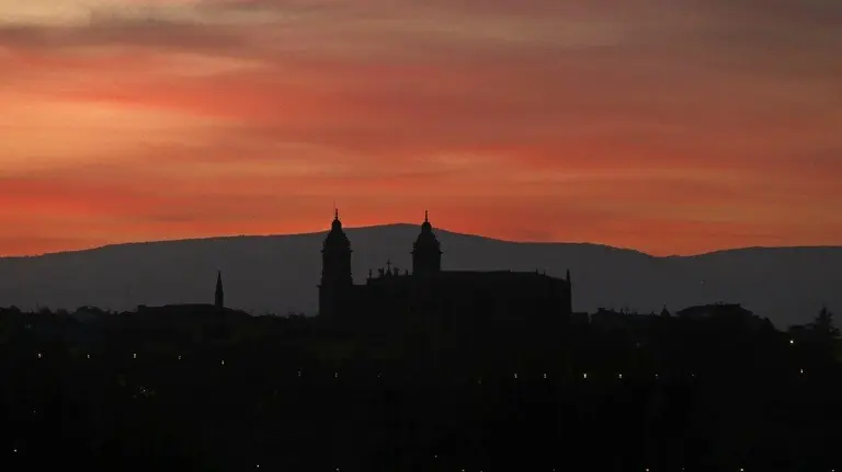 Tiempo, silueta de la Catedral de Pamplona en el atardecer. EFE, Jesús Diges.