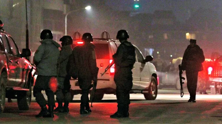 Las fuerzas de seguridad en la zona del atentado en Kabul. EFE