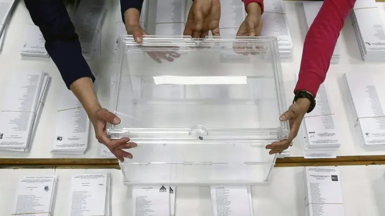 Urna y papeletas electorales. EFE.