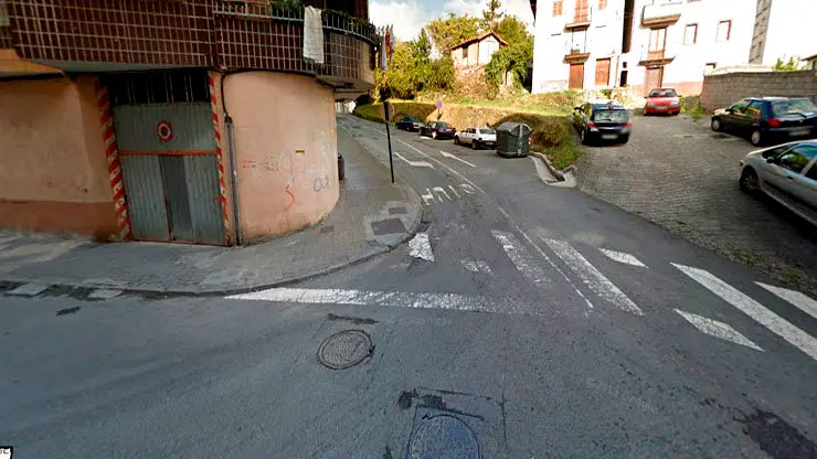 Confluencia de las calles Ondarraburu con Dibio en Bermeo donde tuvo lugar el atropello