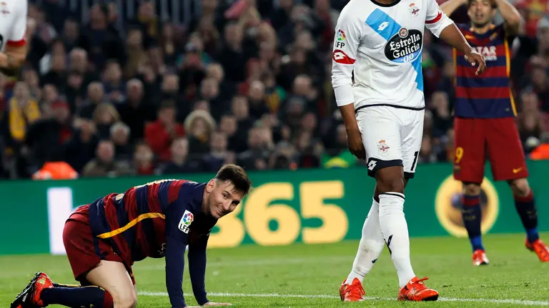 GRA292. BARCELONA, 12/12/2015.- El delantero argentino del FC Barcelona Leo Messi se lamenta de una ocasión perdida durante el encuentro ante el RC Deportivo de La Coruña correspondiente a la decimoquinta jornada de la Liga de primera división disputado hoy en el Camp Nou. EFE/Quique García