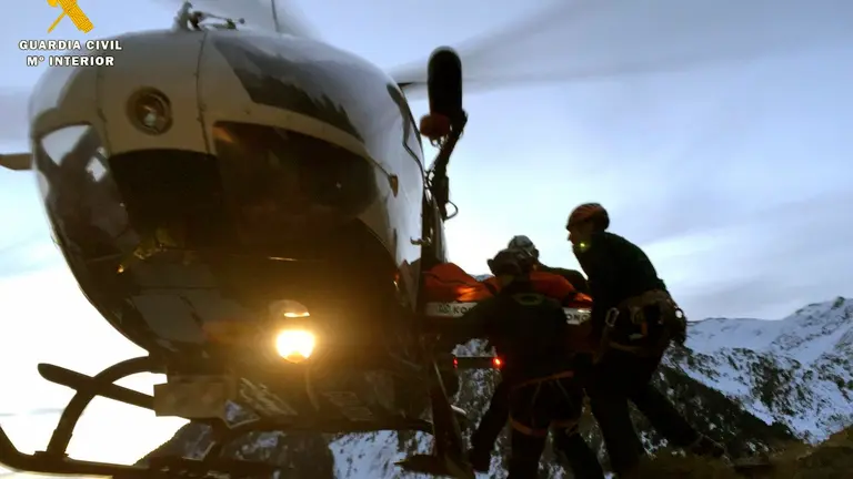 GRA528. BENASQUE. 12/12/2015.- Fotografía facilitada por la Guardia Civil de una operación de rescate de esta tarde del cadáver de un montañero vasco accidentado cuando ascendía en solitario al pico Alba, en el municipio pirenaico de Benasque (Huesca). EFE/Guardia Civil