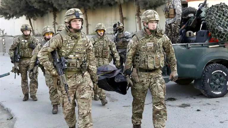 Militares transportan un cuerpo. EP