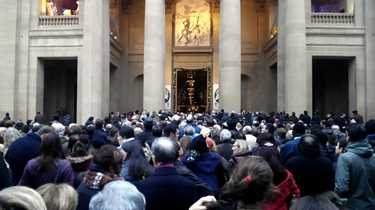 Cientos de fieles ante la apertura de la Puerta Santa en Navarra, por primera vez en la historia. L.L.