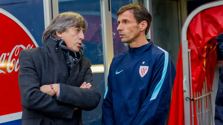 Enrique Martín y Cuco Ziganda antes del inicio del partido entre Osasuna y Bilbao Athletic. IÑIGO ALZUGARAY(4)