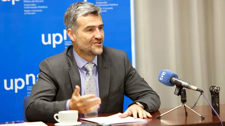 El rector, Alfonso Carlosena, en un momento del encuentro con medios de comunicación.