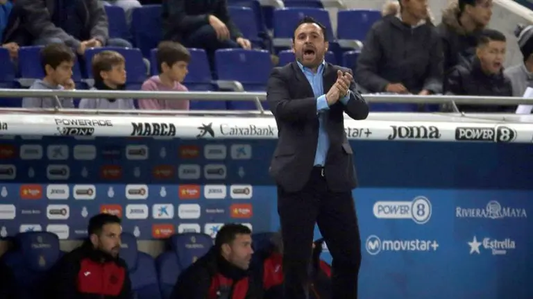 Sergio González en el banquillo del Espanyol. Efe.