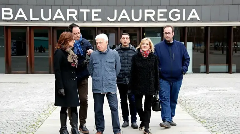 El candidato del PSN-PSOE al Congreso, Jesús Mari Fernández, en un acto de campaña en Baluarte.