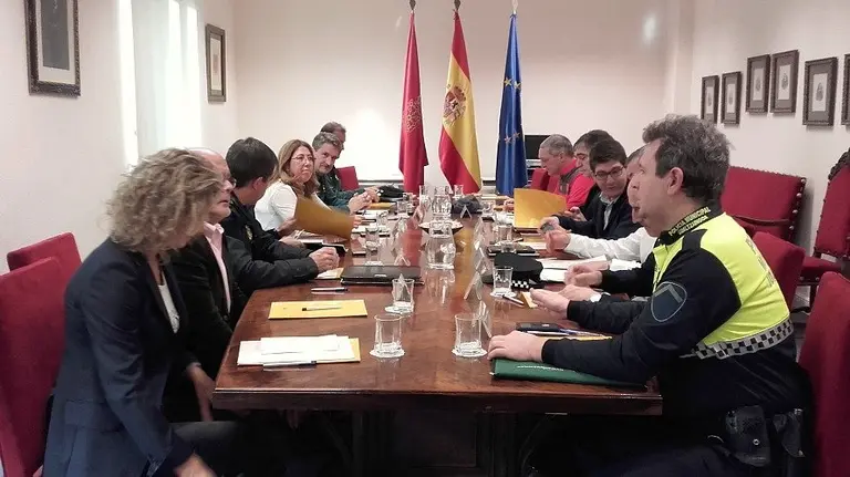 Representantes de las instituciones  y cuerpos policiales se reúnen con Carmen Alba.