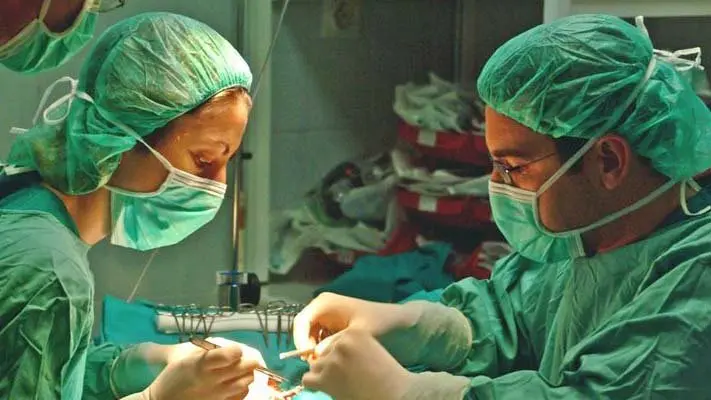 Médicos durante una intervención quirúrgica.