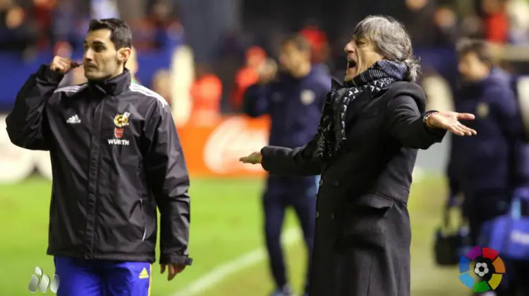 Martín Monreal gesticula durante el Osasuna - Bilbao Athletic.