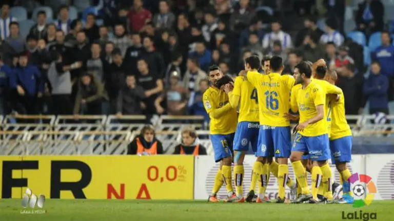 Las Palmas celebra su clasificación copera en San Sebastián. Foto LFP.
