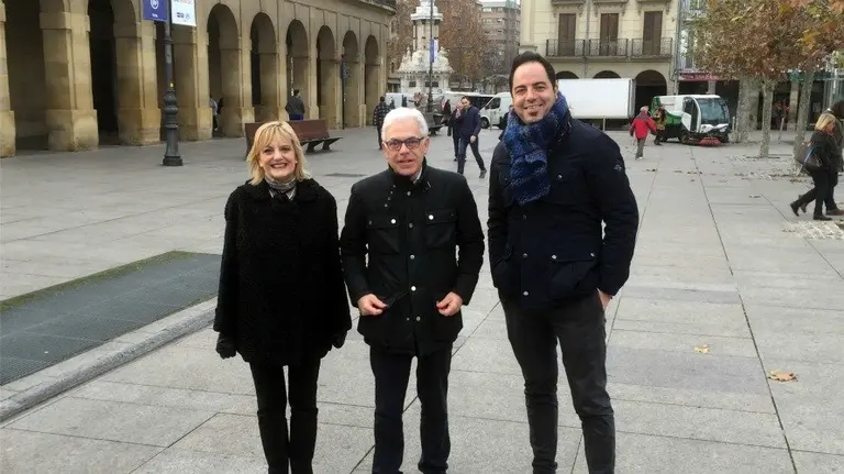 El candidato del PSN-PSOE al Congreso, Jesús Mari Fernández, en la plaza del Castillo.