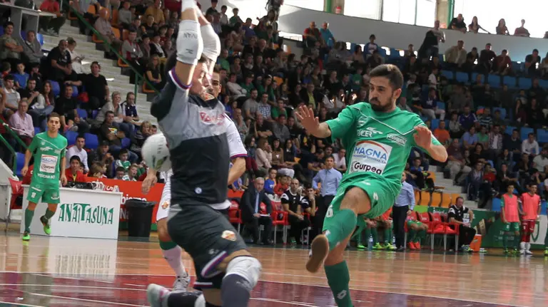 Jesulito en acción en el pabellón Anaitasuna.