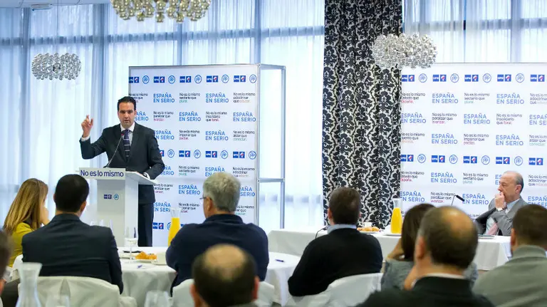 Íñigo Alli durante el desayuno que ha mantenido en la Ribera.