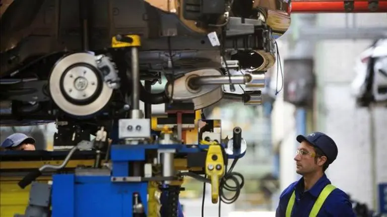 Un operario de una cadena de montaje. EFE.