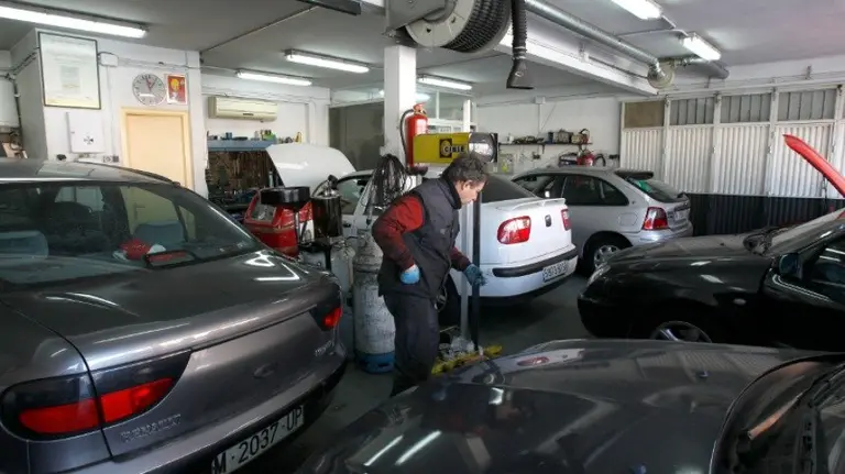 Taller de reparación de vehículos. EFE.