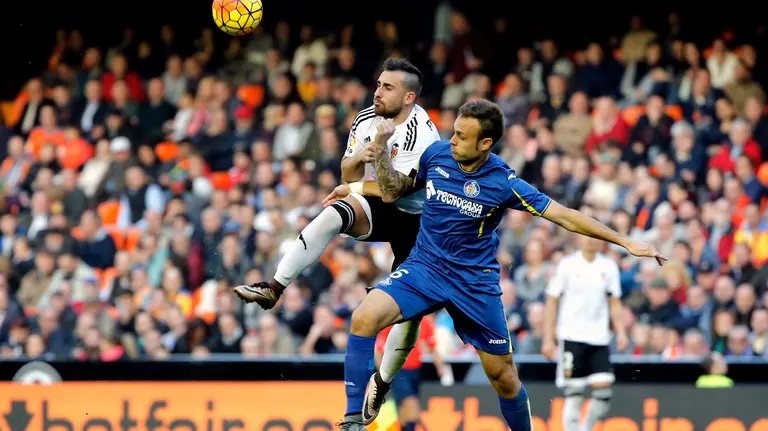GRA177. VALENCIA, 19/12/2015.- El delantero del Valencia Paco Alcacer (i) pelea un balón con el defensa del Getafe Juan Cala durante el partido de la decimosexta jornada de liga en Primera División que se disputa esta tarde en el estadio de Mestalla. EFE/ Juan Carlos Cárdenas