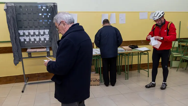 Jornada electoral en el IES Plaza de la Cruz de Pamplona (8). IÑIGO ALZUGARAY