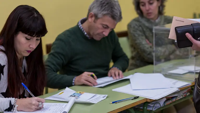 Jornada electoral en el IES Plaza de la Cruz de Pamplona (14). IÑIGO ALZUGARAY