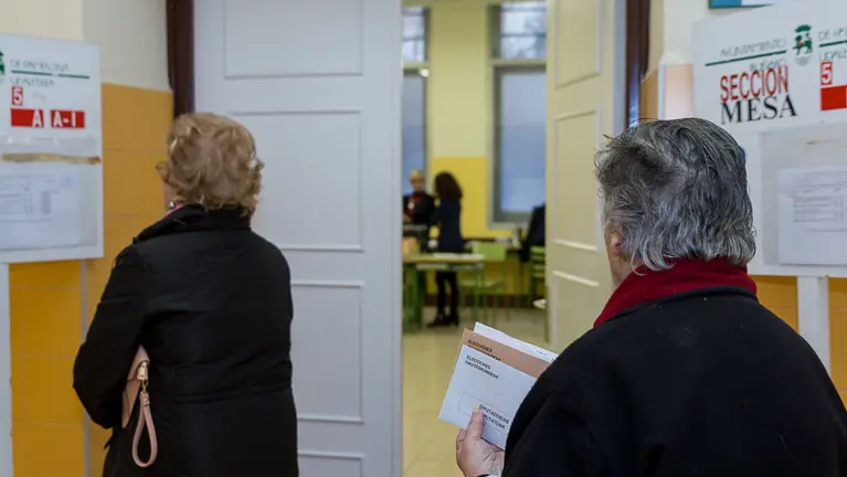 Jornada electoral en el IES Plaza de la Cruz de Pamplona (1). IÑIGO ALZUGARAY