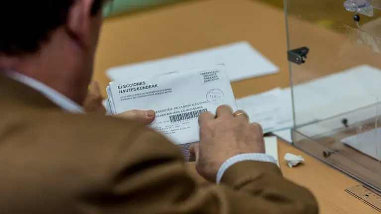 Jornada electoral en el IES Plaza de la Cruz de Pamplona (13). IÑIGO ALZUGARAY