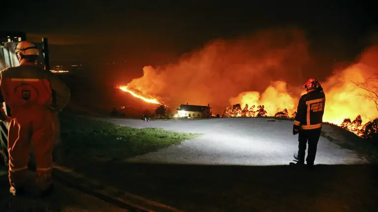 GRA224. SAN SEBASTIÁN, 19/12/2015.- Efectivos de bomberos tratan de extinguir un incendio declarado esta tarde en el monte Igueldo de San Sebastián que afecta a 50 hectareas en la ladera orientada al mar, en la zona comprendida entre la cala de Agiti y Ventas de Orio. EFE/Juan Herrero