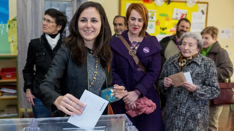 La candidata al Congreso por Podemos, Ione Belarra, vota en el CP José María de Huarte de Pamplona.(2). IÑIGO ALZUGARAY