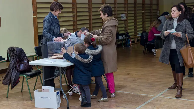 Jornada electoral en el CP José María de Huarte de Pamplona.(6). IÑIGO ALZUGARAY