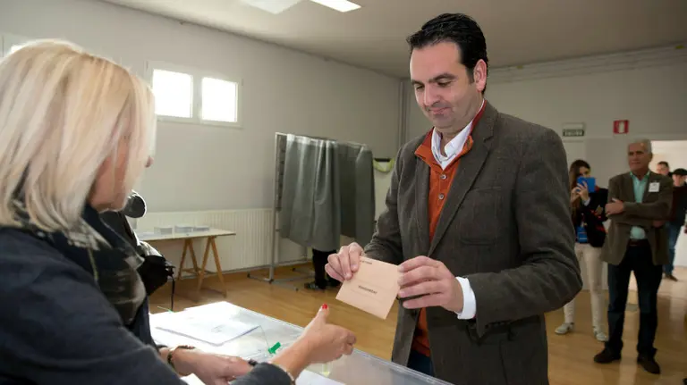 Íñigo Alli en el momento de depositar su voto.