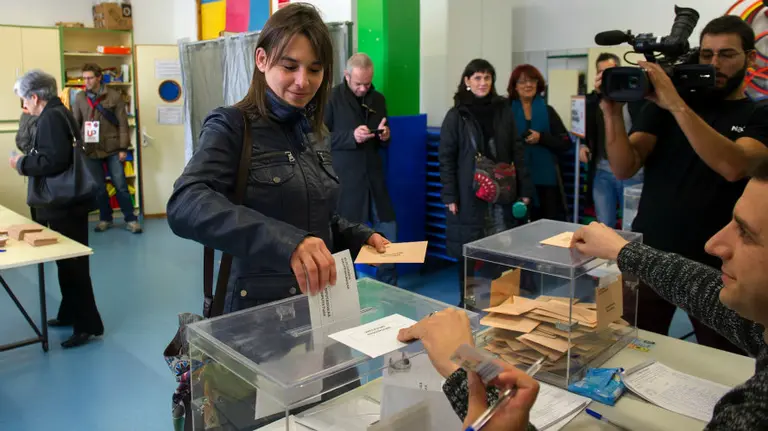 La candidata de Unidd Popular, Begoña Alfaro, en el momento de depositar su voto. EFE