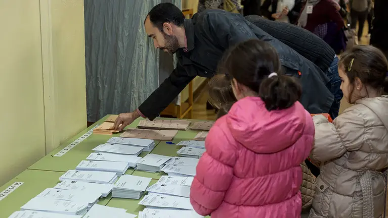 Jornada electoral en el CP José María de Huarte de Pamplona.(7). IÑIGO ALZUGARAY
