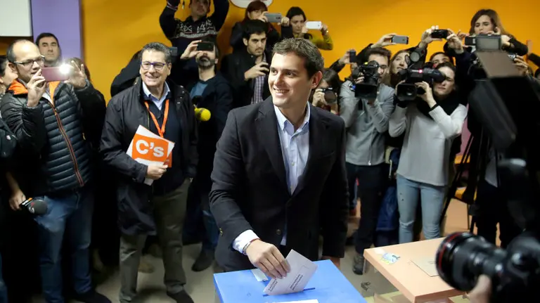 El candidato de Ciudadanos (C's) a la Moncloa, Albert Rivera, vota en el Colegio Santa Marta de L'Hospitalet de Llobregat (Barcelona), en la jornada de elecciones generales. EFE