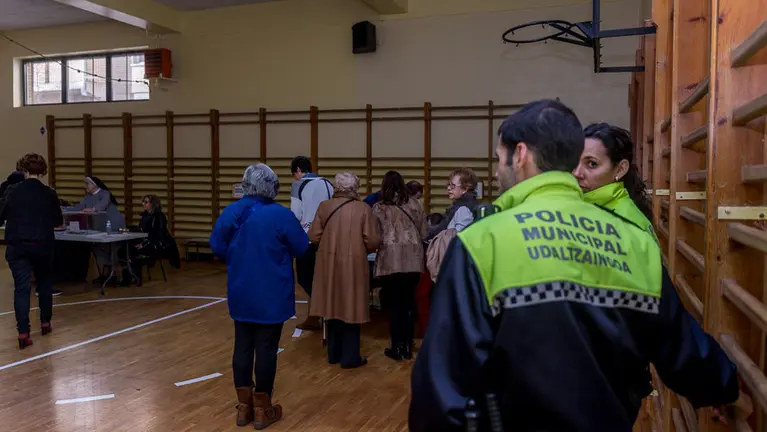 Jornada electoral en el CP José María de Huarte de Pamplona.(9). IÑIGO ALZUGARAY